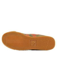 Sneaker con suola in gomma caratterizzata da un motivo a spina di pesce, strisce arancioni su una tomaia verde, materiale in suede e un logo di marca sul lato.