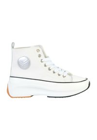 Witte high-top sneakers van canvas, voorzien van zilverkleurige accenten, een rond logo, een dikke witte zool met zwarte en oranje details, en een vetersluiting.