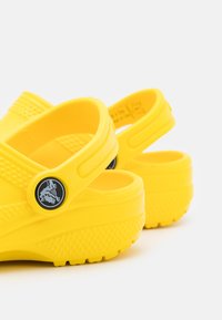 Crocs CLASSIC - Clogs - lemon