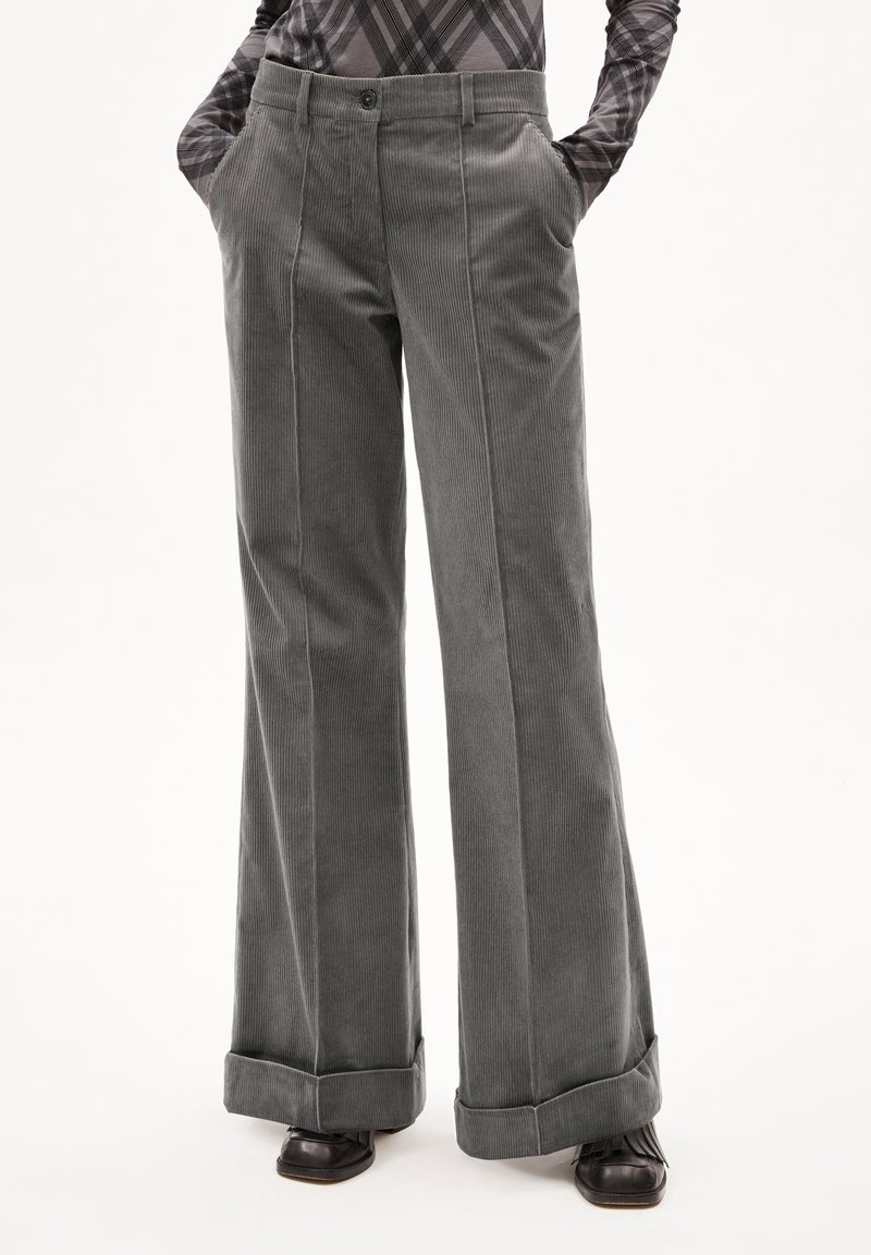 Grijze corduroy broek met wijde pijpen, voorzien van een plooi aan de voorkant en omgeslagen manchetten, met een gladde textuur en zijzakken.