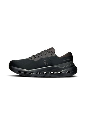 Scarpa sportiva nera low-top con chiusura a lacci, colletto imbottito e suola ventilata con più ritagli ovali.