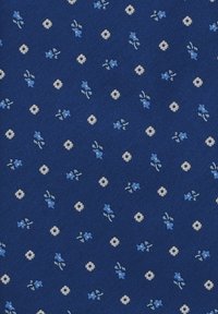 Niebieska tkanina z wzorem kwiatowym, z małymi niebieskimi kwiatkami i białymi kwiatami na ciemnoniebieskim tle, o teksturowanym splocie.