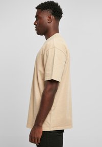 Urban Classics OVERSIZED GARMENT DYE TEE - Základné tričko - unionbeige