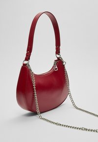 Stradivarius HALF-MOON SHOULDER - Kabelka - red