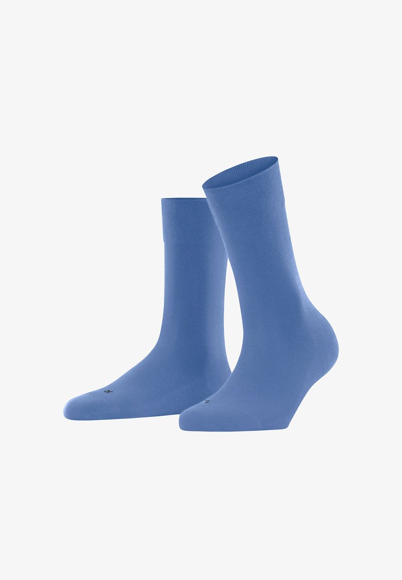 Chaussettes en coton bleu, à col rond, avec une texture lisse et une côte au niveau de la cheville. Présente un logo noir sur la semelle. Pas de motifs ni d'accents supplémentaires.