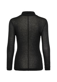 Pika pika mustaga särk, millel on pehme tekstuur, drapeeritud krae, keha lähedalt järgnev siluett ja kogunud varrukad ranne piirkonnas.