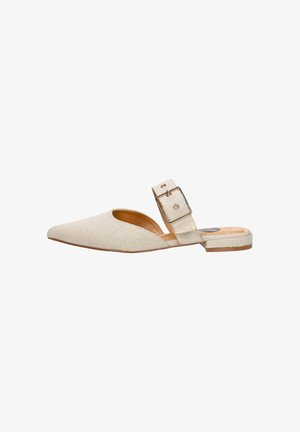 Beige platte muilezool met puntige neus, brede verstelbare band en zilveren gesp, met lage hak en gestructureerd stoffen bovenwerk.