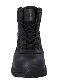 Zwarte hoge laarzen met een glad leren voorzijde, mesh panelen en een veterontwerp. Voorzien van een afgeronde neus en een rubberen zool.