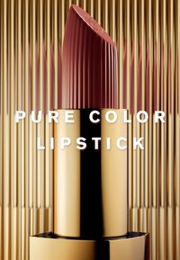 Rouge à lèvres avec un bullet bordeaux strié et un packaging doré brillant. L'arrière-plan présente des lignes dorées verticales. Texte : "Rouge à Lèvres Couleur Pure."