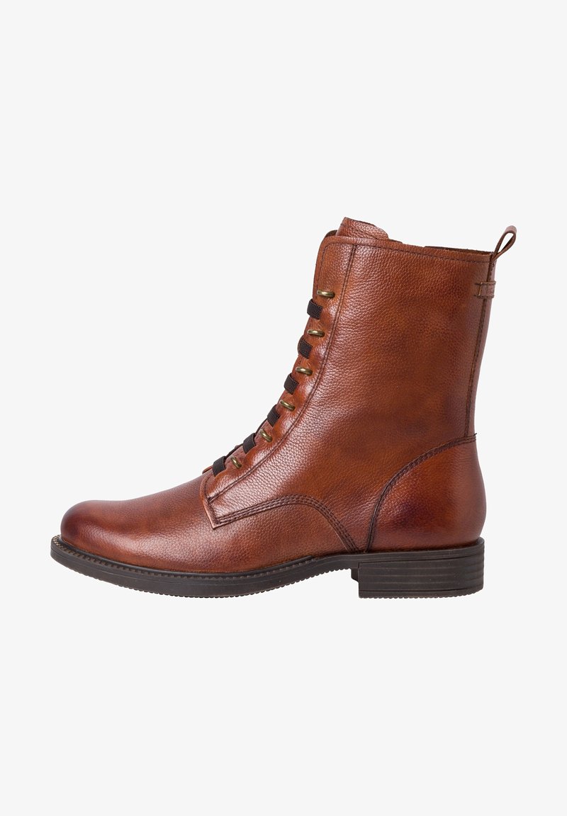 Stivaletti in pelle marrone a caviglia con punta arrotondata, lacci laterali e una finitura testurizzata, dotati di un tacco basso impilato e dettagli neri.