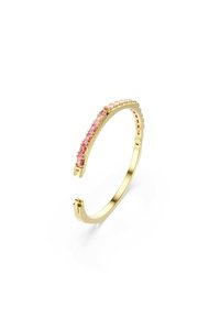 Bracciale in oro con una fila di gemme rosa lungo il bordo superiore. Finitura liscia e lucidata con estremità aperte per una vestibilità regolabile.