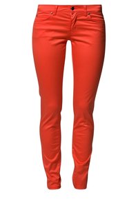 Czerwone skinny jeans z gładkiego materiału, z zapięciem na guzik, kieszeniami z przodu oraz dopasowanym krojem podkreślającym zwężający się kształt nogawki.