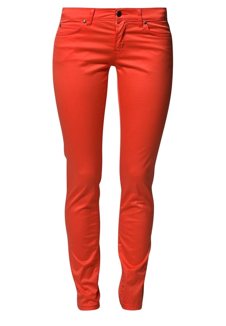 Czerwone skinny jeans z gładkiego materiału, z zapięciem na guzik, kieszeniami z przodu oraz dopasowanym krojem podkreślającym zwężający się kształt nogawki.