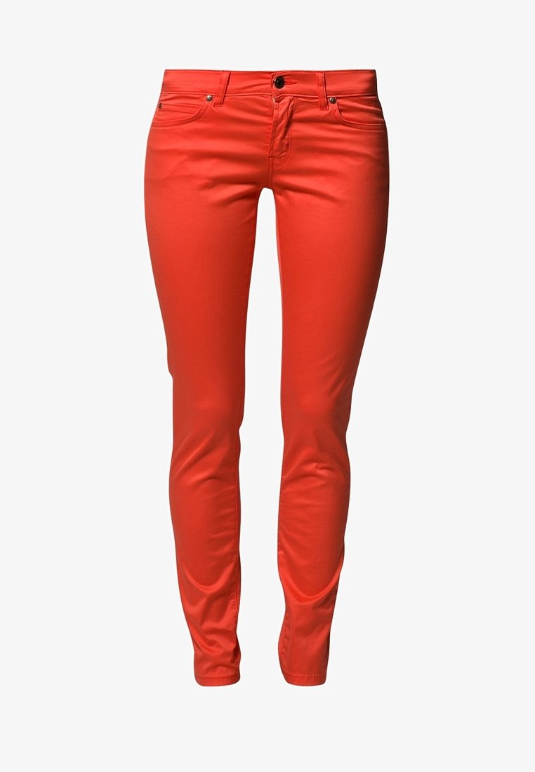Czerwone skinny jeans z gładkiego materiału, z zapięciem na guzik, kieszeniami z przodu oraz dopasowanym krojem podkreślającym zwężający się kształt nogawki.