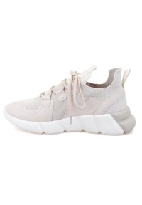 Leichte Sneaker in sanftem Beige mit Mesh-Stoff, abgerundetem Zehenbereich, elastischen Schnürsenkeln und einer strukturierten weißen und grauen Sohle.