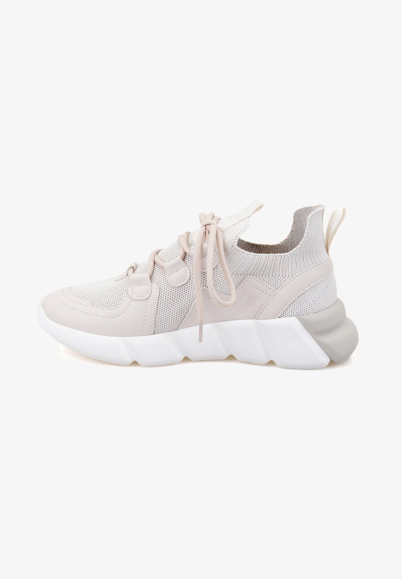 Leichte Sneaker in sanftem Beige mit Mesh-Stoff, abgerundetem Zehenbereich, elastischen Schnürsenkeln und einer strukturierten weißen und grauen Sohle.