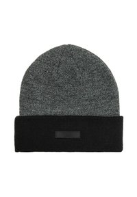 Szary dzianinowy beanie z czarnym zgięciem i małą prostokątną czarną metką na zgięciu.