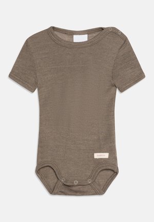 Korte mouwen baby romper in olijfgroen. Gemaakt van textuurstof met drukknoopsluitingen aan de onderkant en een klein etiket aan de zijkant.