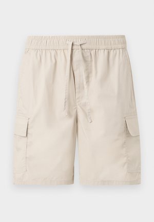 Svetlo bež cargo kratke hlače s elastičnim remenom u struku, vezicama za stezanje i džepovima s klapnama sa svake strane, prikazane na čistoj bijeloj pozadini.