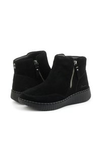 Stivaletti alla caviglia in suede nero con zip laterali e suola in gomma testurizzata. Presentano una punta arrotondata e sottili dettagli di cucitura.