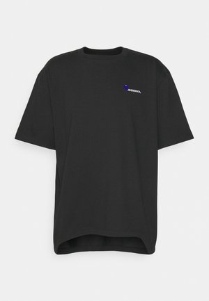 T-shirt en coton noir avec un col rond, des manches courtes et un ourlet arrondi. Présente un logo imprimé en blanc et bleu sur la poitrine.