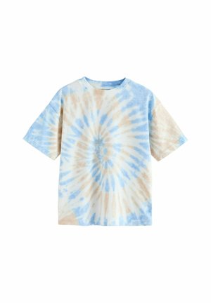 Trumpomis rankovėmis, apvalia iškirpte marškinėliai su mėlynai smėlio spalvos spiraliniu ryšulio dažymo raštu ant balto fono, parodyti išdėstyti lygiai.