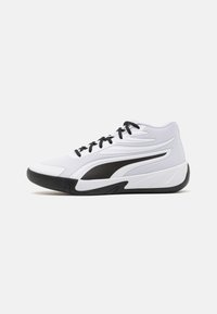 Scarpa da ginnastica bianca con tomaia testurizzata, dettagli neri e suola imbottita. Presenta lacci neri e un design elegante.