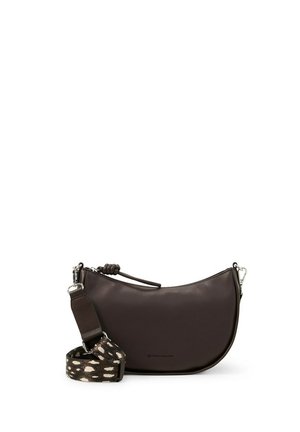 Sac à main marron foncé en forme de demi-lune avec une bandoulière réglable à motif et une fermeture éclair sur le dessus.