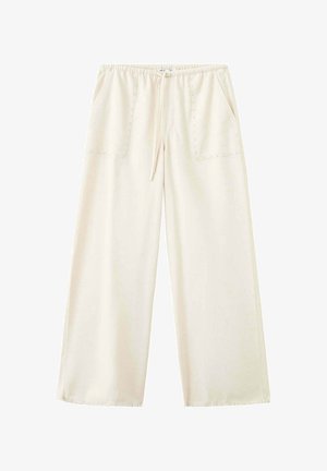 Pantaloni a gamba larga di colore crema con elastico in vita, coulisse e grandi tasche anteriori con piccoli rivetti in metallo.