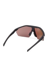 Gafas de sol deportivas negras con lentes envolventes de color marrón rojizo oscuro y almohadillas nasales ajustables, mostradas sobre un fondo blanco.