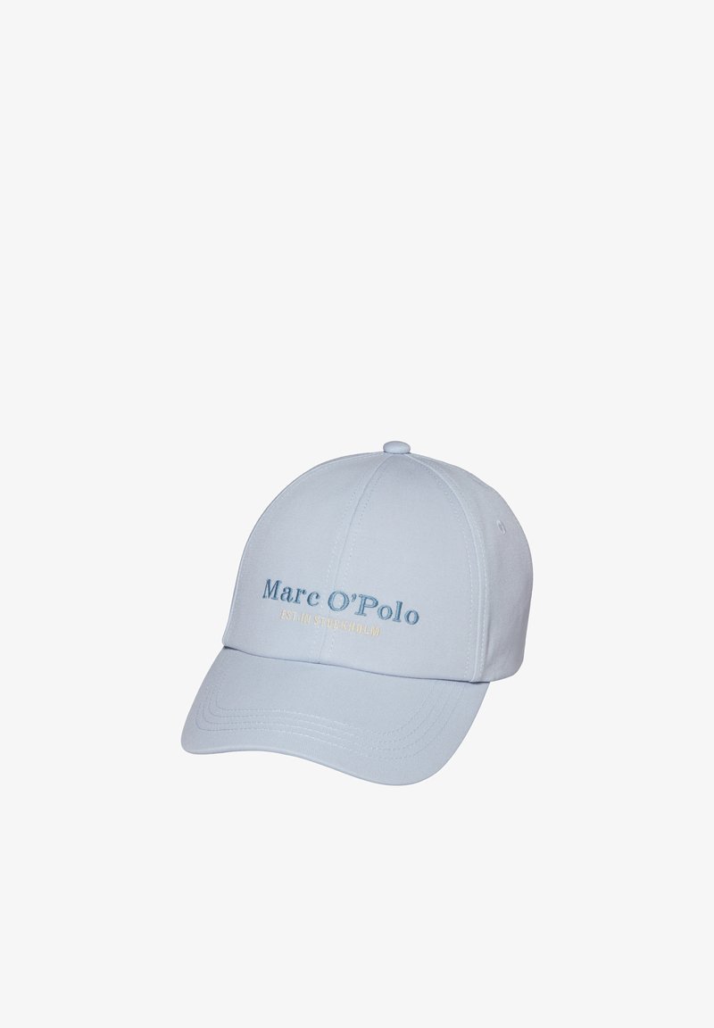 Casquette de baseball bleu clair avec une visière courbée et l'inscription brodée "Marc O'Polo EST. IN STOCKHOLM" sur le devant.
