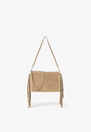 Jersey gris claro de manga larga con detalles de tachuelas en los hombros, combinado con un bolso cruzado de ante color marrón claro con detalles de flecos.