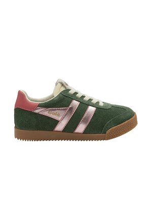 Groene suède sneaker met roze metallic strepen, roze hieltab, witte veters en een bruine getextureerde rubberen zool.