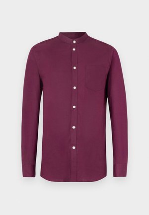 Cămașă cu mâneci lungi în culoarea burgund profund, cu guler tip bandă, închidere cu nasturi în față, buzunar pe piept și textură fină de bumbac.