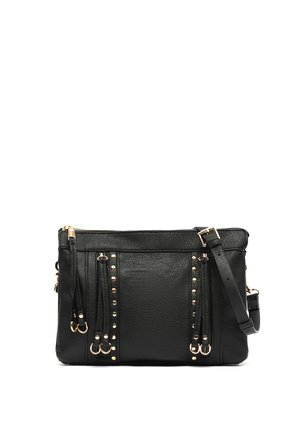 Bolso bandolera de cuero negro con tachuelas doradas, correa ajustable, cierre de cremallera y borlas de cuero decorativas en el panel frontal.