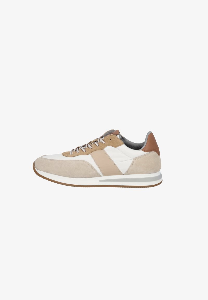 Helle Sneakers mit Wildleder- und Lederakzenten in Beige und Weiß, ausgestattet mit einer Gummisohle, Schnürung auf der Vorderseite und gepolstertem Knöchelschutz.