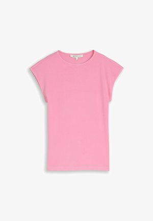 Roosa lühikeste varrukatega soonikust kootud t-särk ümmarguse kaelusega, väikeste rullitud varrukatega ja väikese suurusesildiga krae sees.