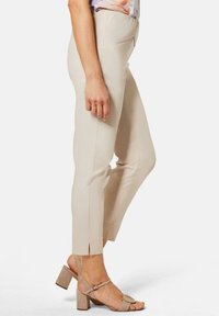 GOLDNER 7/8-SUPER-STRETCH-SCHLUPF LOUISA - Stoffhose - stone