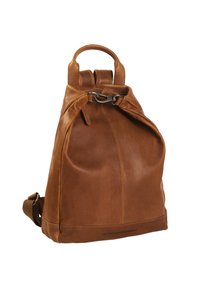 Bruine leren rugzak met een ronde vorm, een sluiting met een gespsluiting aan de voorkant, verstelbare schouderbanden en een handvat aan de bovenkant. Gladde textuur met minimale hardware.