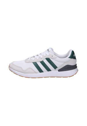 Zapatillas deportivas blancas con rayas verdes, parte superior de textil, suela de goma, diseño de cordones y cuello acolchado para mayor comodidad.