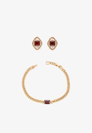 Aranyszínű ékszerszett, amely egy lánc karkötőt tartalmaz négyzet alakú vörös kővel, valamint hozzáillő fülbevalókat vörös kövekkel és áttetsző díszítéssel egy díszes foglalatban.