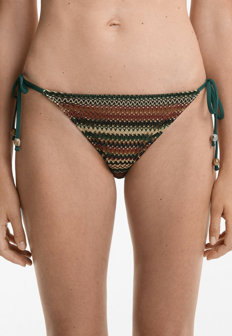 Bikini con design all'uncinetto in verde, oro e marrone. Presenta lacci laterali regolabili decorati con perline, con una finitura testurizzata.