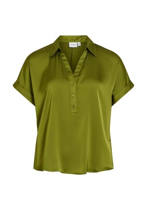 Blouse en satin vert olive à manches courtes avec col, patte de boutonnage à trois boutons et poignets retroussés, présentée sur fond blanc uni.
