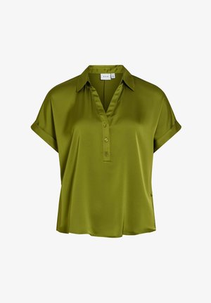 Blouse en satin vert olive à manches courtes avec col, patte de boutonnage à trois boutons et poignets retroussés, présentée sur fond blanc uni.