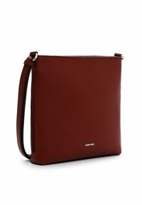 Borsa a tracolla rossa in pelle con una superficie liscia, forma rettangolare, tracolla regolabile e hardware in tonalità oro. Logo visibile sul fronte.