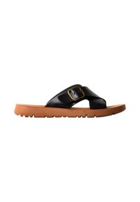 Sandale slide en cuir noir avec semelle en caoutchouc marron et bride réglable à boucle en laiton sur le dessus du pied.