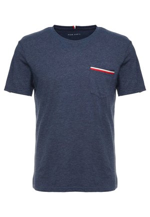 T-shirt de algodão azul-marinho com gola redonda e mangas curtas. Apresenta um bolso no peito com detalhes em listras vermelhas, brancas e pretas.