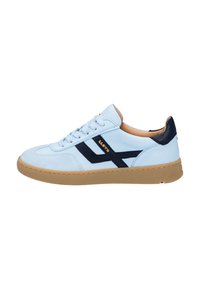 Hellblauer Sneaker mit dunkelblauen Akzenten, strukturierter Kautschuksohle, synthetischem Obermaterial, kontrastierenden Schnürsenkeln und Logodetails an der Seite.