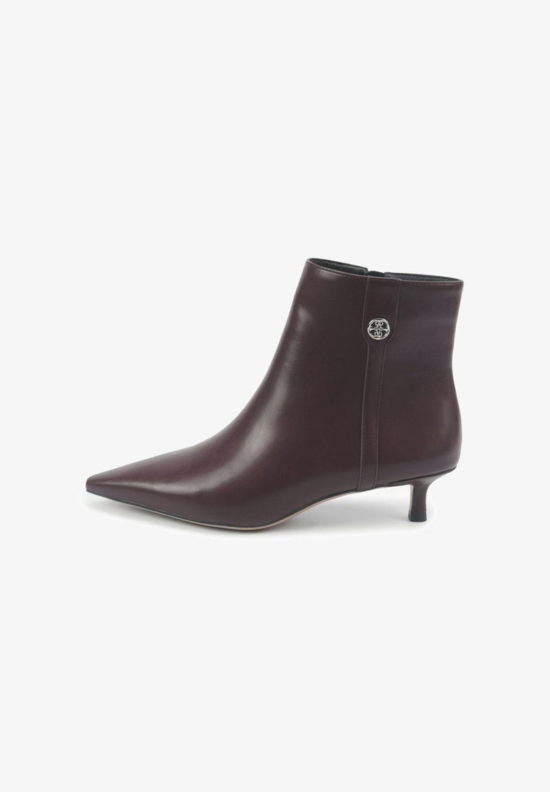 Burgundske usnjene gležnjarje s koničastim nosom, ozkim peto in srebrnim gumbom z bočne strani. Gladek zaključek, eleganten dizajn.