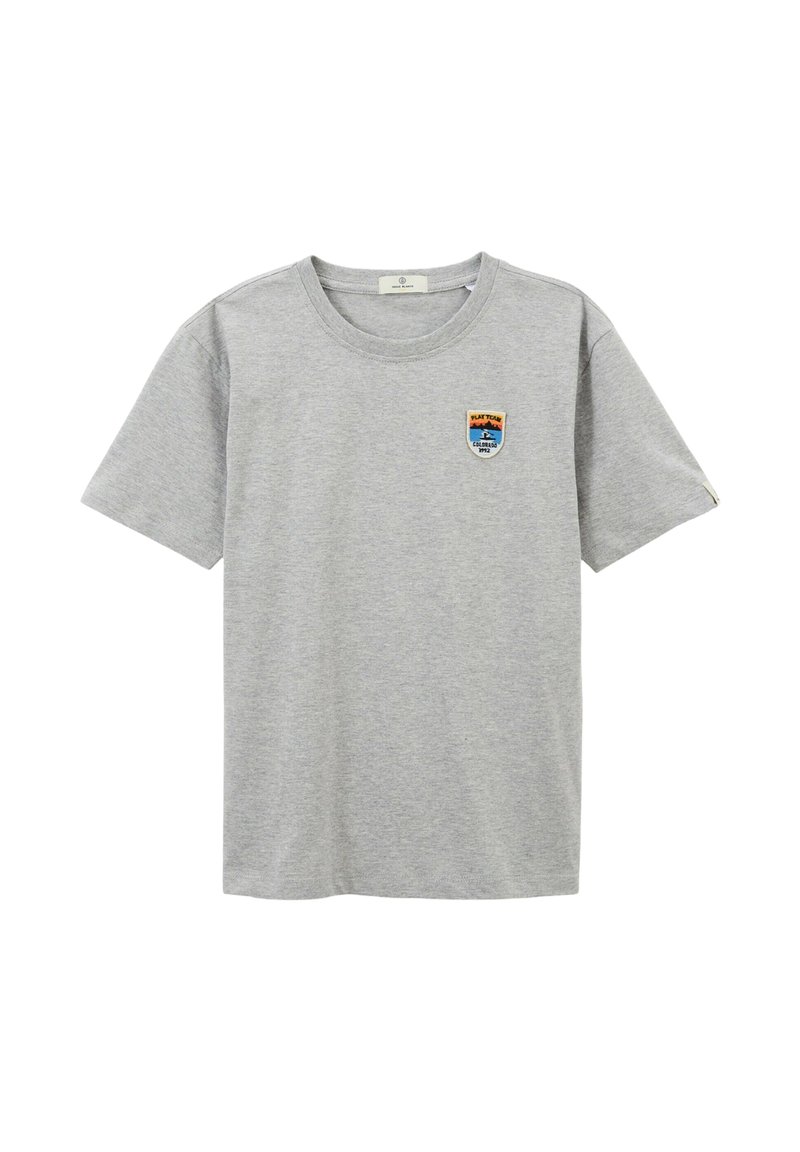T-shirt en coton gris à manches courtes et col rond. Présente un petit patch brodé avec une montagne et du texte sur le côté gauche de la poitrine.